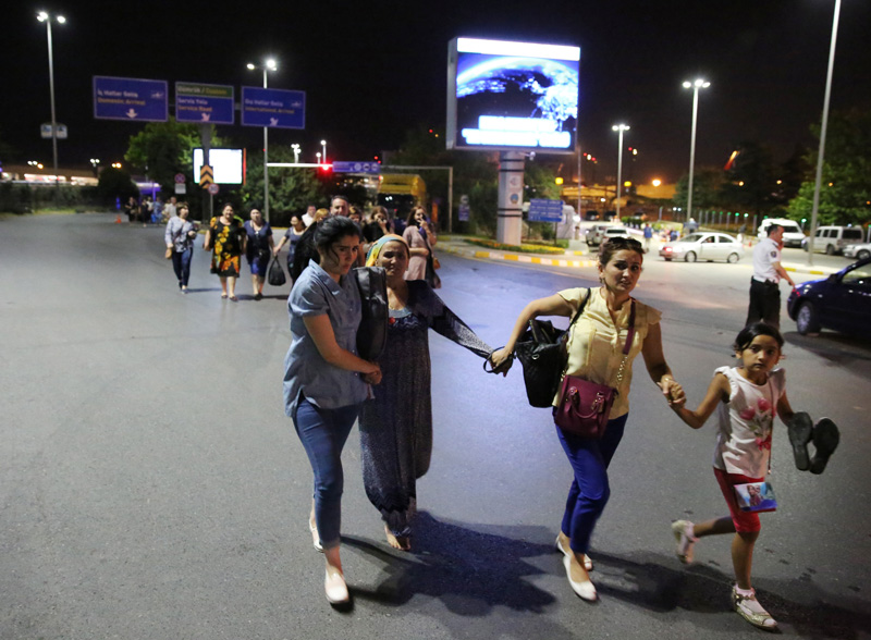 FOTO:Reuters - Patlamanın ardından yolcular kaçarcasına bölgeyi terk etti. 