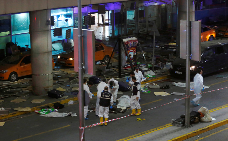 FOTO:Reuters- Saldırının ardından olay yerine çok sayıda uzman ekip sevk edildi.
