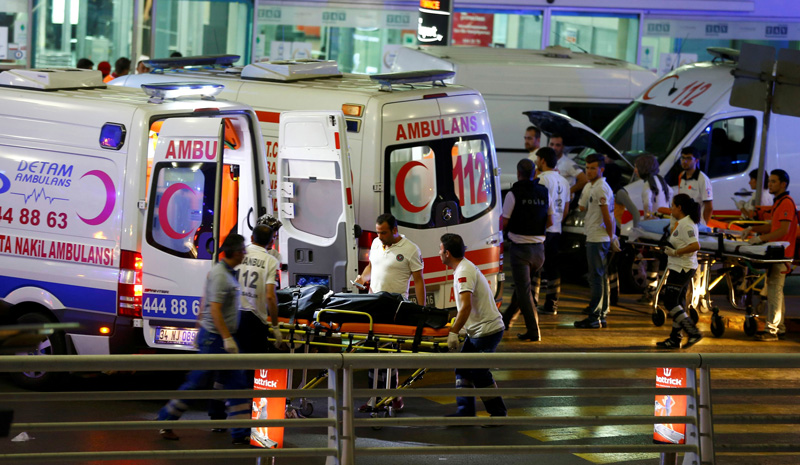FOTO:Reuters - İstanbul'un dört bir yanından olay yerine gönderilen ambulanslar yaralıları hastanelere taşıdı.
