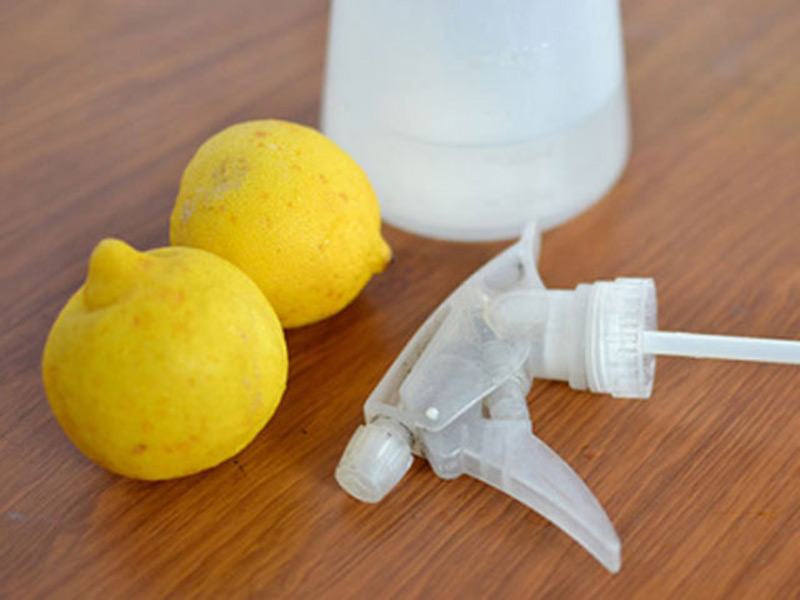 Koltukaltındaki ter lekeleri ve kokularını limon suyu ile çıkarabilirsiniz.