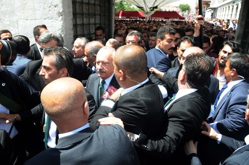 FOTO:DHA - Kılıçdaroğlu şehit cenazesinde saldırıya uğramış üzerine 'mermi' atılmıştı.
