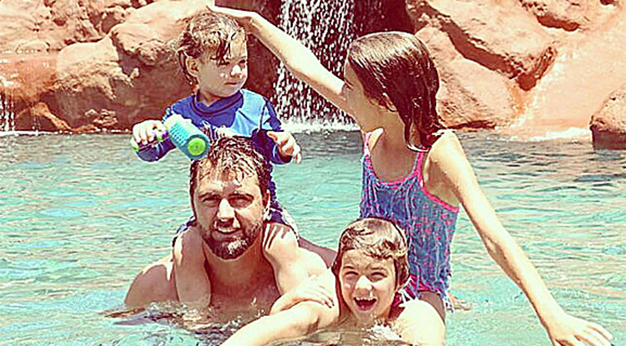 Mehmet Okur çocuklarıyla havuz keyfi yaptı, eşi Yeliz Okur paylaştı