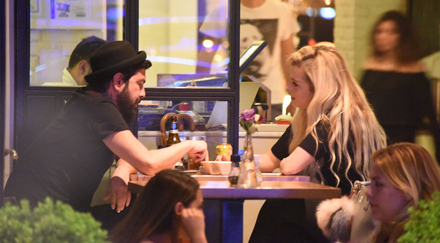 Rıza Esendemir sarışın bir güzelle yakalandı