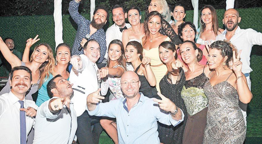 Ünlü dansçıların gelin-damat ile düğün hatırası pozu.
