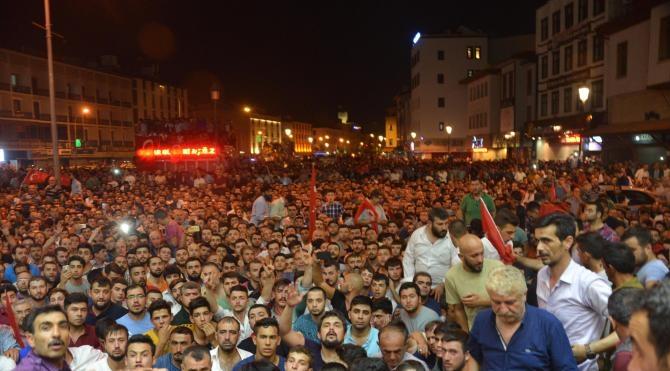 Konya, Aksaray ve Karaman'da halk darbe girişimine karşı meydanlarda toplandı