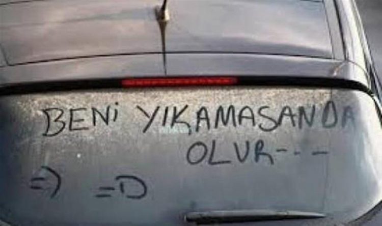 Tozlanmış arabalara beni yıka gibisinden yazılar yazmak