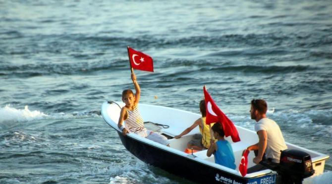 Ereğli'de balıkçı teknelerinden demokrasi nöbetine destek