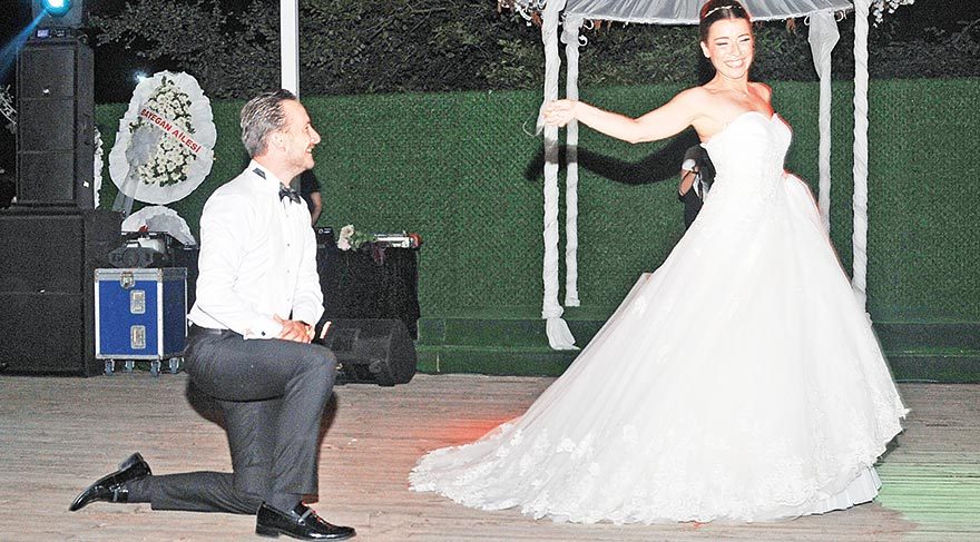 Pek çok çifte düğün dansı eğitimi veren Tülin Motola, kendi düğününde yaptığı ilk dansla göz kamaştırdı.
