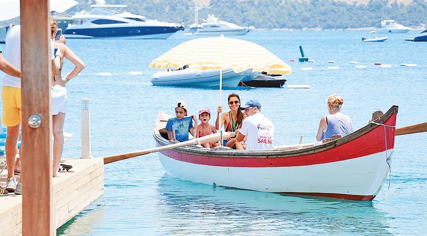 Tanem Sivar Dirvana Osmanlı kayığında güneş şemsiyesi açtı