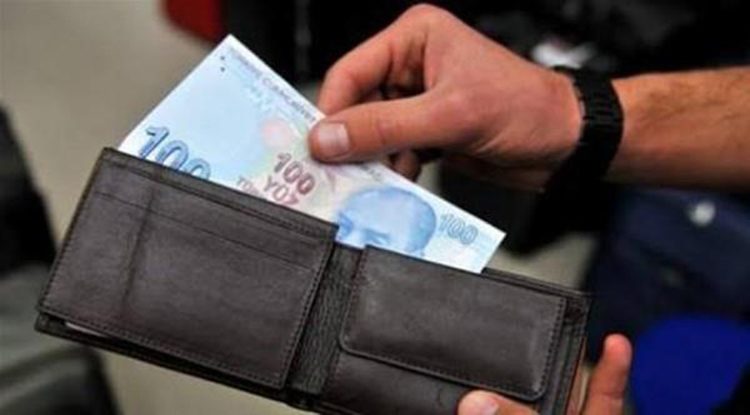 Sadece Türklere özgü olan bazı davranış kalıpları insanları bazen güldürüyor bazen de şaşırtıyor. Dünya'da daha önce hiçbir yerde duymadığınız veya görmediğiniz olaylar. İşte bunun gibi insanı güldüren Türklere özgü davranışlar...<br /><br /> Ödeme yaparken cüzdandaki en yıpranmış parayı vermek