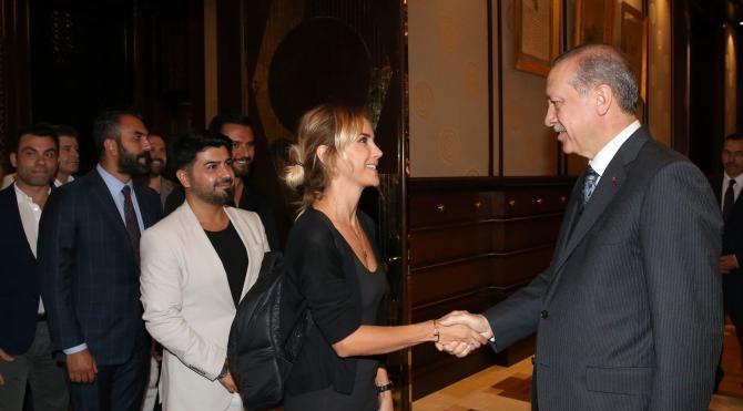Cumhurbaşkanı Erdoğan, sanatçı, oyuncu, radyocu ve sporcuları Cumhurbaşkanlığı Sarayı'nda kabul etti