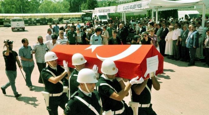 Darbe girişiminde şehit olan polis Elazığ'da toprağa verildi