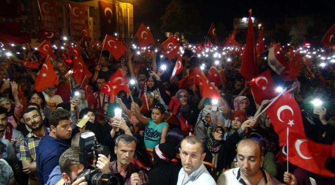 Adapazarı'nda 75 bin kişi protestoda bulundu