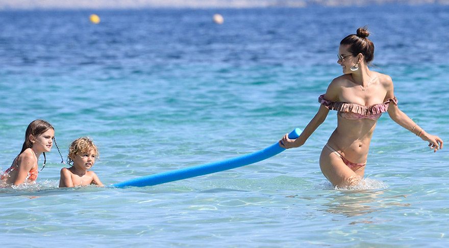 Alessandra Ambrosio Ibiza’da tatilde