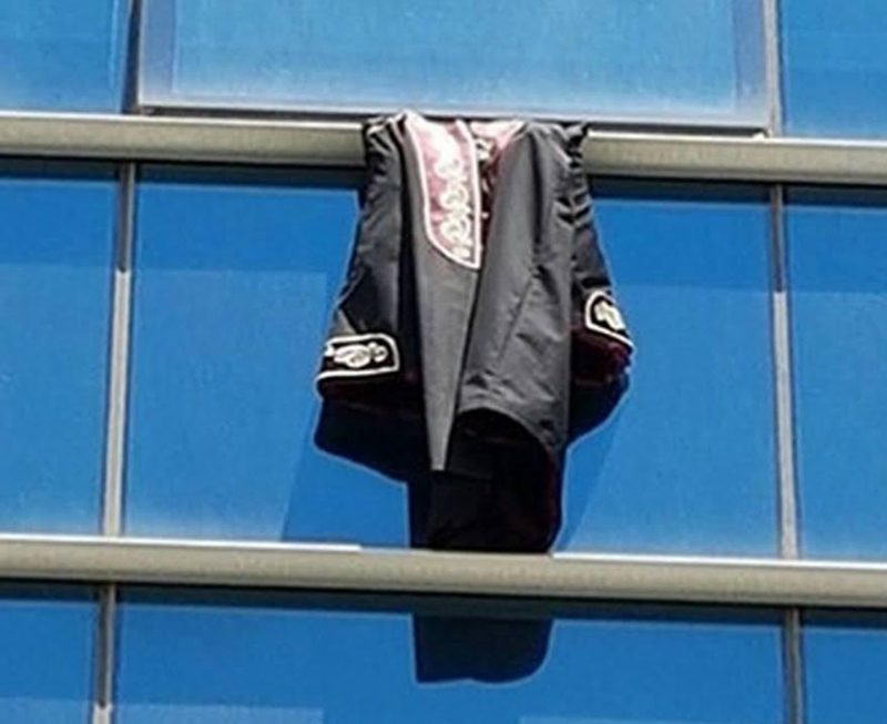 FOTO:SÖZCÜ - Bir hakim çıkardığı cübbesini binaya astı.