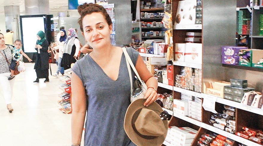 Didem Balçın havaalanını ayağa kaldırdı