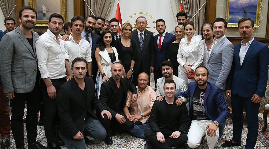 Cumhurbaşkanı, sanatçı, oyuncu, radyocu ve sporcuları kabul etti