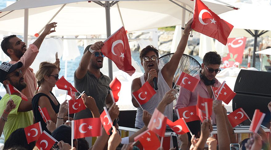 Fatih Ürek’ten bayraklı konser