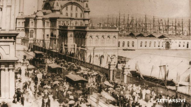 İşte tarihin tozlu raflarından çıkan fotoğraflar...</br></br>1871 - İstanbul'da toplu ulaşımın miladi sayılan atlı tramvayların hizmete giriş töreni, Tophane, aynı zamanda İETT'nin kuruluş tarihi.
