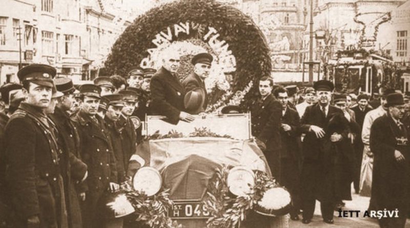 1939 - İstanbullularca coşkuyla karşılanan ve resmi törenlerde kutlanan İETT'nin millileşmesi, Taksim Meydanı