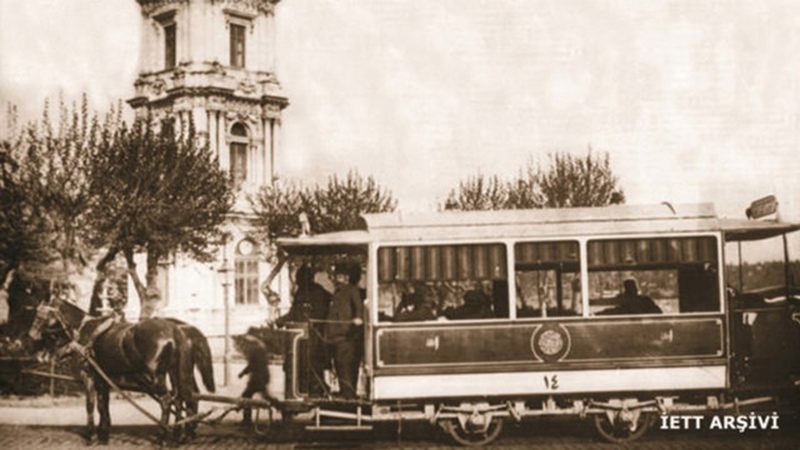 1890 - Hanımlar ve erkeklerin ayrı seyahat ettiği, ortadan perdeyle ikiye bölünmüş atlı tramvay, Dolmabahçe