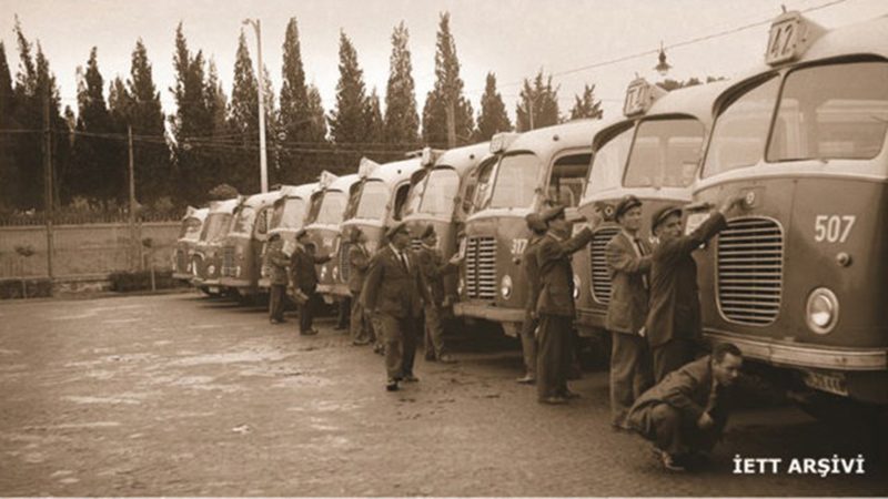 1962 - İETT şöförleri Şişli garajında sefer öncesi son kontrolleri yapıyor