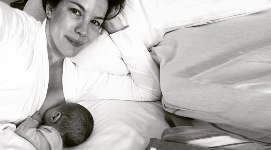 Liv Tyler kızını emzirirken çekilmiş fotoğrafını sosyal medyadan paylaştı