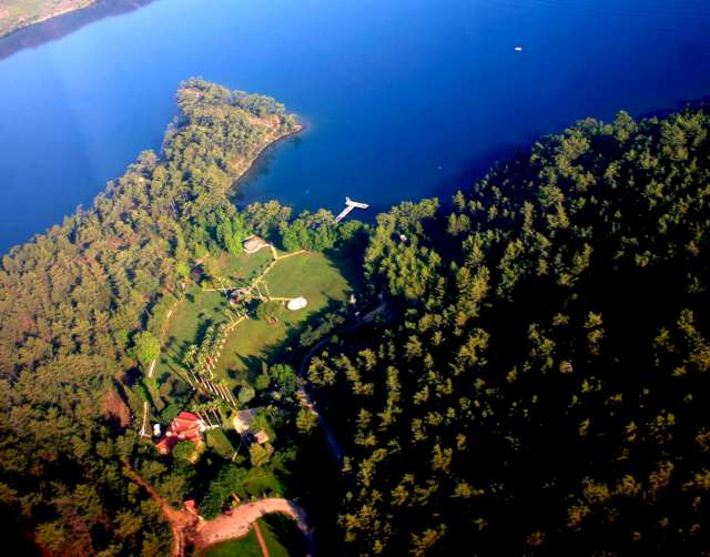 Cumhurbaşkanlığı Devlet Konuk Evi 'nin bulunduğu Marmaris Okluk Koyu'nun önündeki yatlar Sahil Güvenlik botlarının uyarısıyla yerinden çekildi.