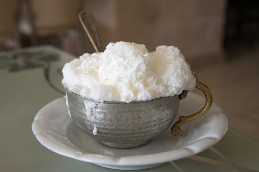 KİLO VERMEYE YARDIMCI OLUR <br><br>Ayran diyette olan kişilerin tükettiği en temel besin kaynaklarının başında gelir. Bunun en önemli sebebi uzun süre açlık hissini bastırması ve gıdaların az tüketilmesi sonucu meydana gelebilecek vitamin ve mineral eksiklerini giderebilir. Bunun dışında mide ve bağırsaklarda besin emilimini azaltarak tokluk hissini arttırır.