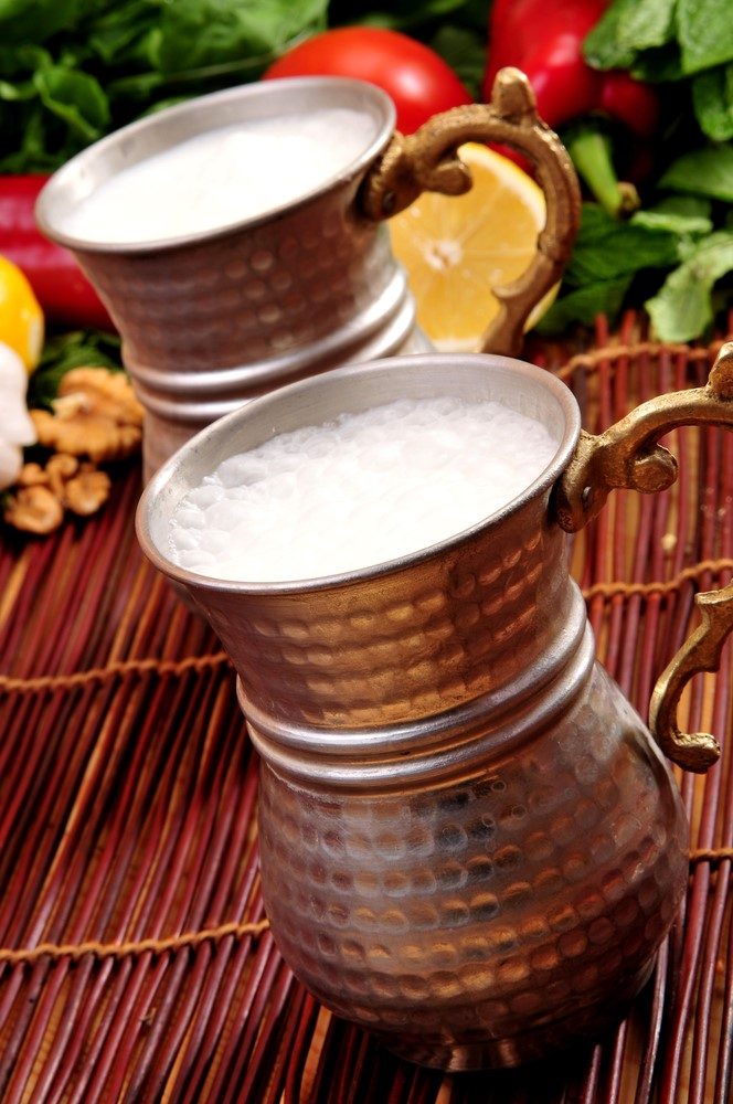 GASTRİST HASTALIĞINA İYİ GELİR </br></br>Ayran, gastrit sorunlarının giderilmesine ciddi anlamda fayda sağlayabilir. Özellikle bağırsaklarda faydalı bakterilerin sayının artmasına yardımcı olabilir. Yalnız ayranın aşırı tüketimi tam tersi bir gelişmeye neden olabilir.