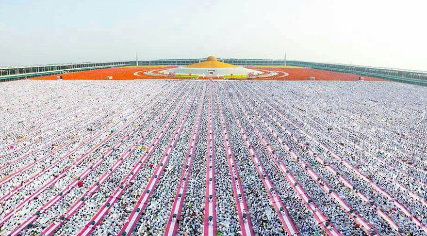 Çocuklar, dünya barışı için meditasyon yaptı.