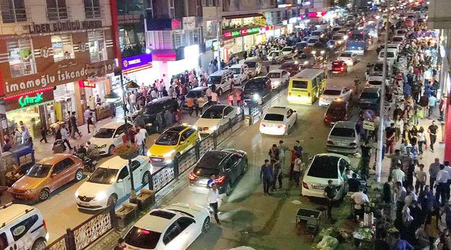 Vanlılar sahura kadar bayram alışverişi yaptı