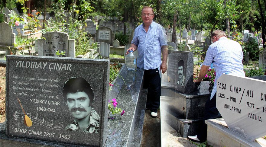 Yildiray Cinar In Hayrani Muammer Cakiroglu Her Turkiye Ziyaretinde Cinar In Mezarina Kosuyor Guncel Yasam Haberleri