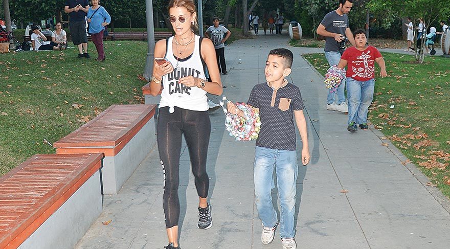 Defile için form tutuyor