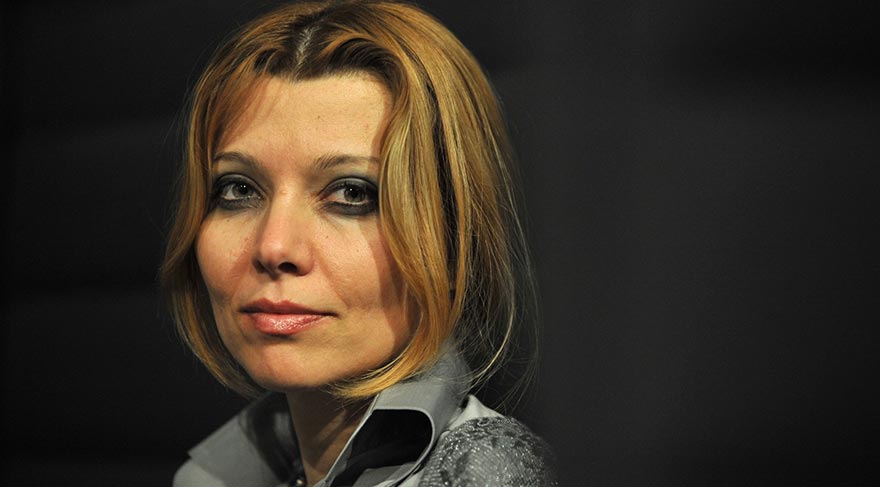 FETÖ 90'lı yıllarda Elif Şafak'la temasa geçti.