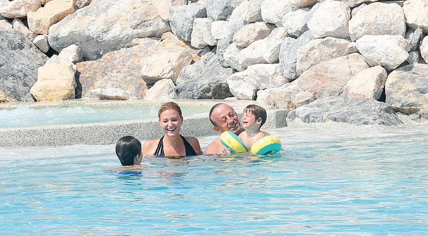 Çocuklarla havuz keyfi