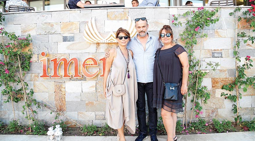 Çeşme’de renkli parti
