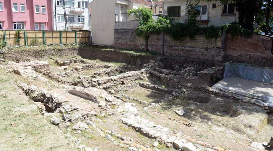 Kazılarda, 2. ve 3. yüzyıllara ait olduğu düşünülen Roma dönemine ait burçlar ve mevsimleri konu edinen mozaik, M.S. 6. ve 7. yüzyıl Bizans dönemine ait başka bir mozaik ortaya çıkarılırken, Roma, Bizans ve Osmanlı dönemlerine ait sikkeler ile Osmanlı döneminde şehre su dağıtımının yapıldığı pişmiş toprak künkler bulundu.