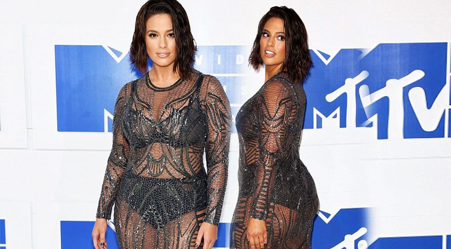 Ashley Graham MTV Video Müzik Ödülleri kırmızı halı görünümü