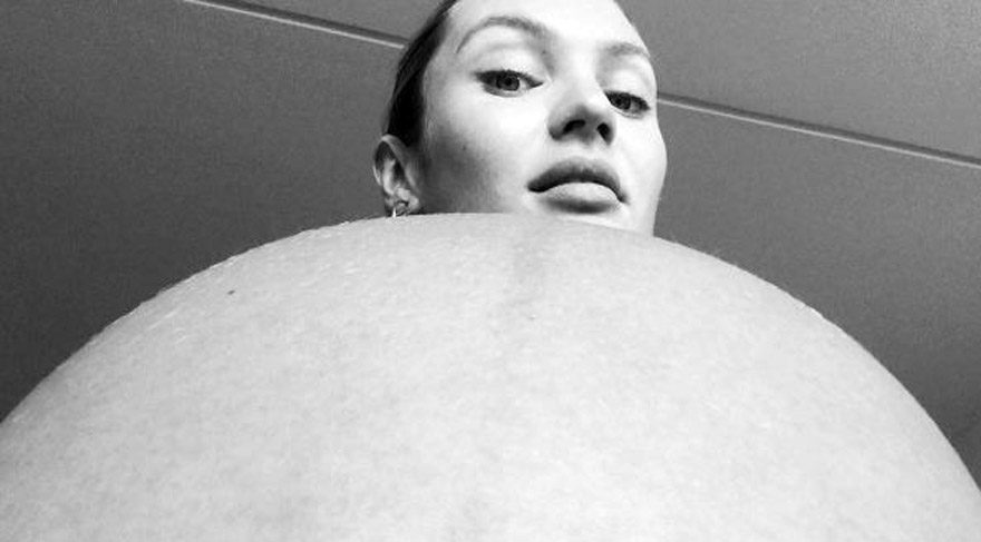 Candice Swanepoel’den ilginç hamilelik pozu