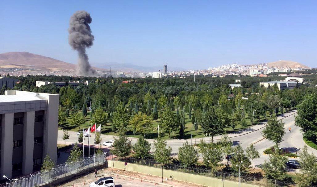 FOTO:DHA - Patlama sonrası göğü duman bulutları kapladı. 