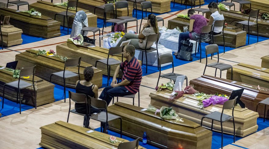 İtalya: Depremde ölenler için toplu cenaze töreni yapıldı
