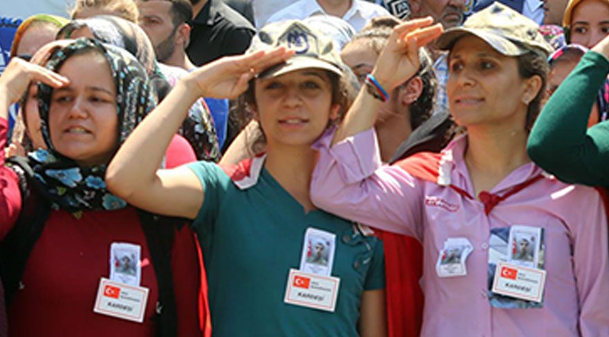 Bir evin bir oğlu olan şehiti altı kız kardeşi asker selamı vererek son yolculuğuna uğurladı.