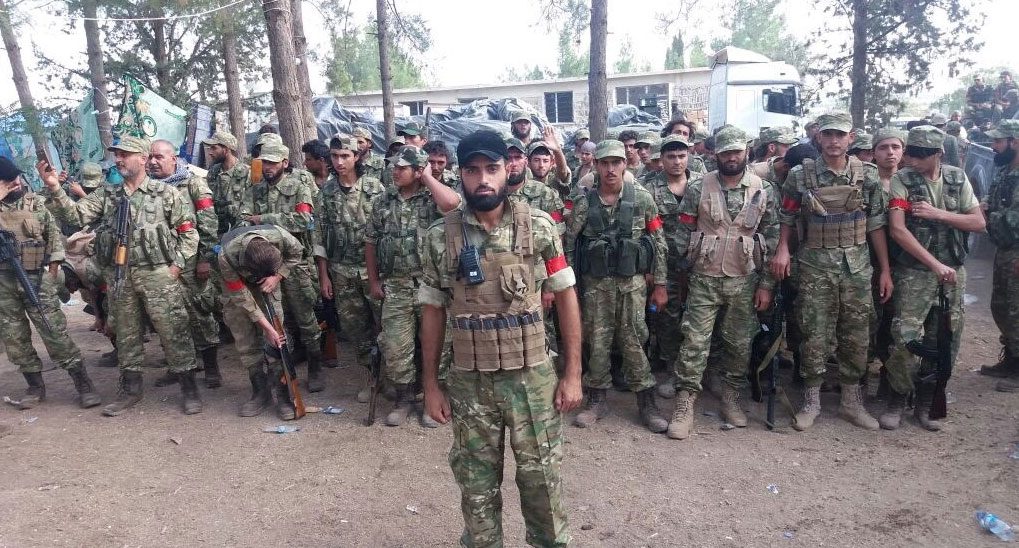ÖSO'daki Arap kökenli askerler kırmızı bant taktı.