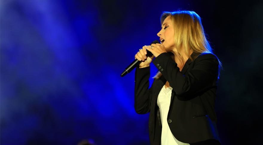 Lara Fabian önce ağaç dikti, sonra sesiyle büyüledi