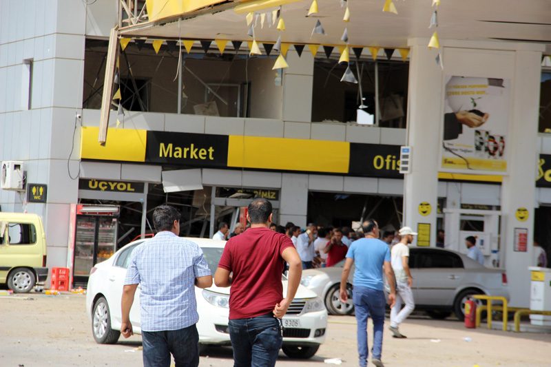 FOTO:İHA - Patlamanın şiddetiyle bölgedeki petrol istasyonunda da büyük hasar meydana geldi.