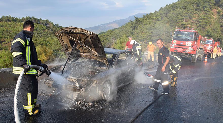 Alev topuna dönen otomobilden son anda kurtuldular ...