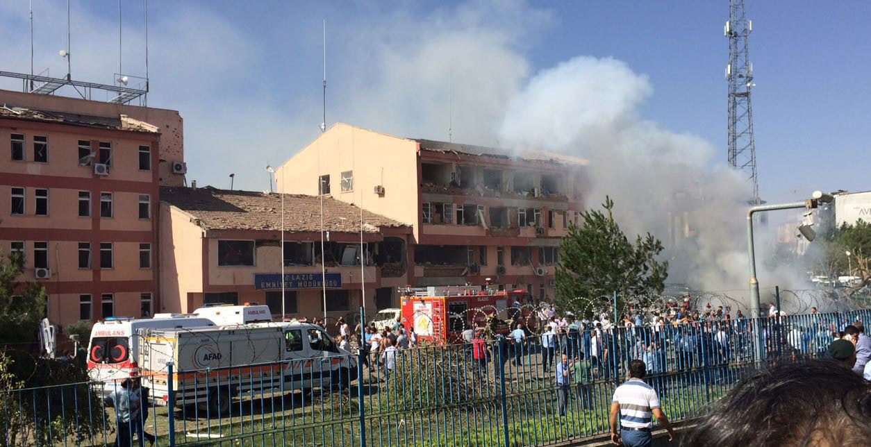 FOTO:DHA- Patlama sonrası Emniyet binası harabeye döndü.