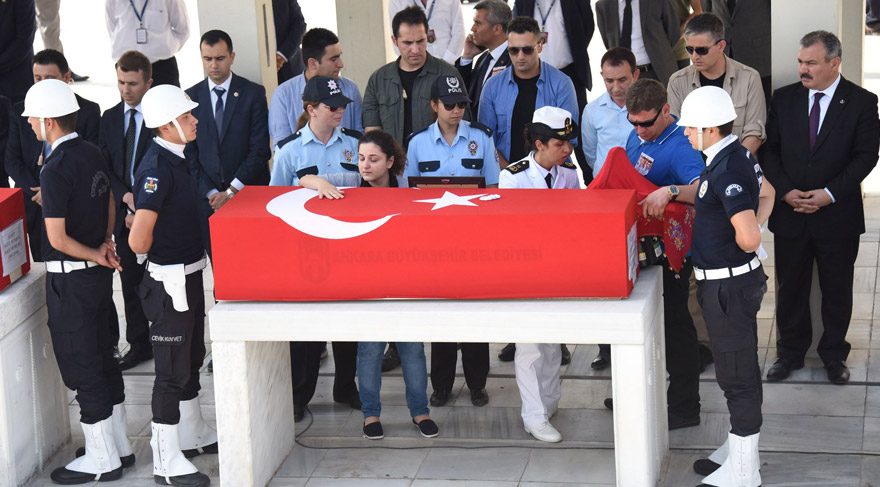 Şehitlere gözyaşlarıyla veda