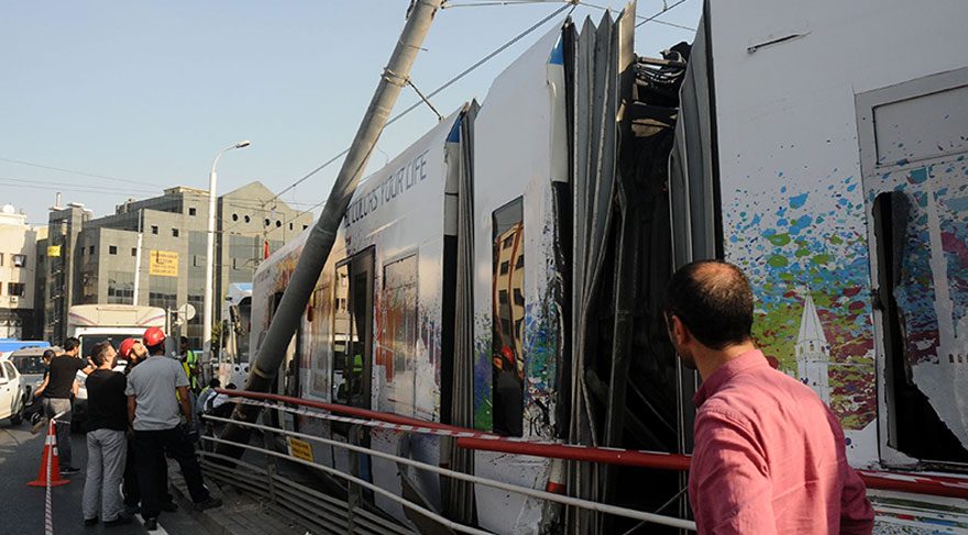 İstanbulda tramvay raydan çıktı, seferler durduruldu İstanbulda tramvay raydan çıktı, seferler durduruldu